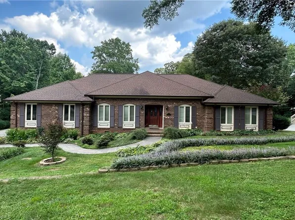 1021 Greenhurst Rd, Winston Salem, NC 27104