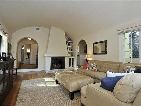 5th image of 35 Broadmoor Ave