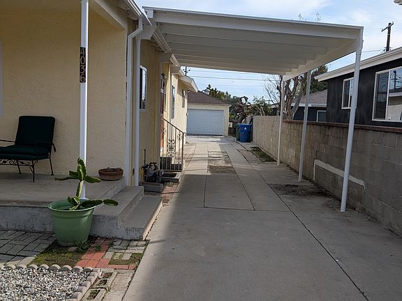 Long driveway for several cars