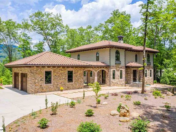 3rd image of 302 Lake Hills Ln