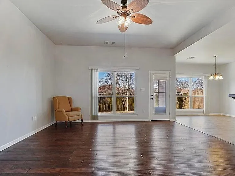 17013 Jamestowne Dr — Photo 2