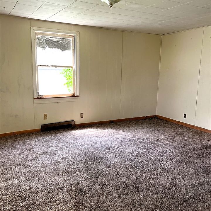 2nd image of 1023 E Elm St