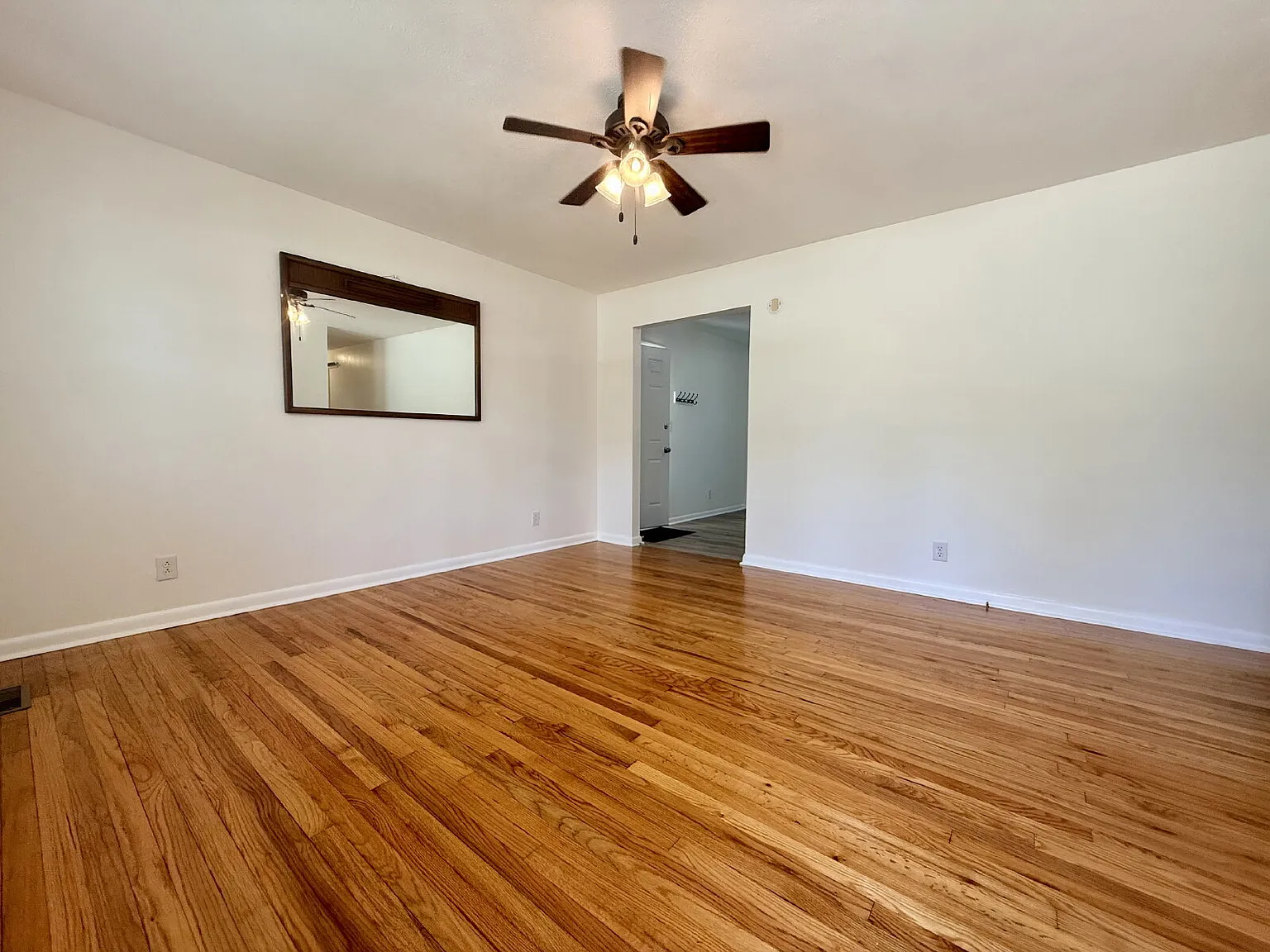 3 bed, 1.0 bath, 975 sqft, $1,300 — Photo 4