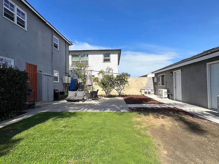1952 Pine Ave — Photo 6