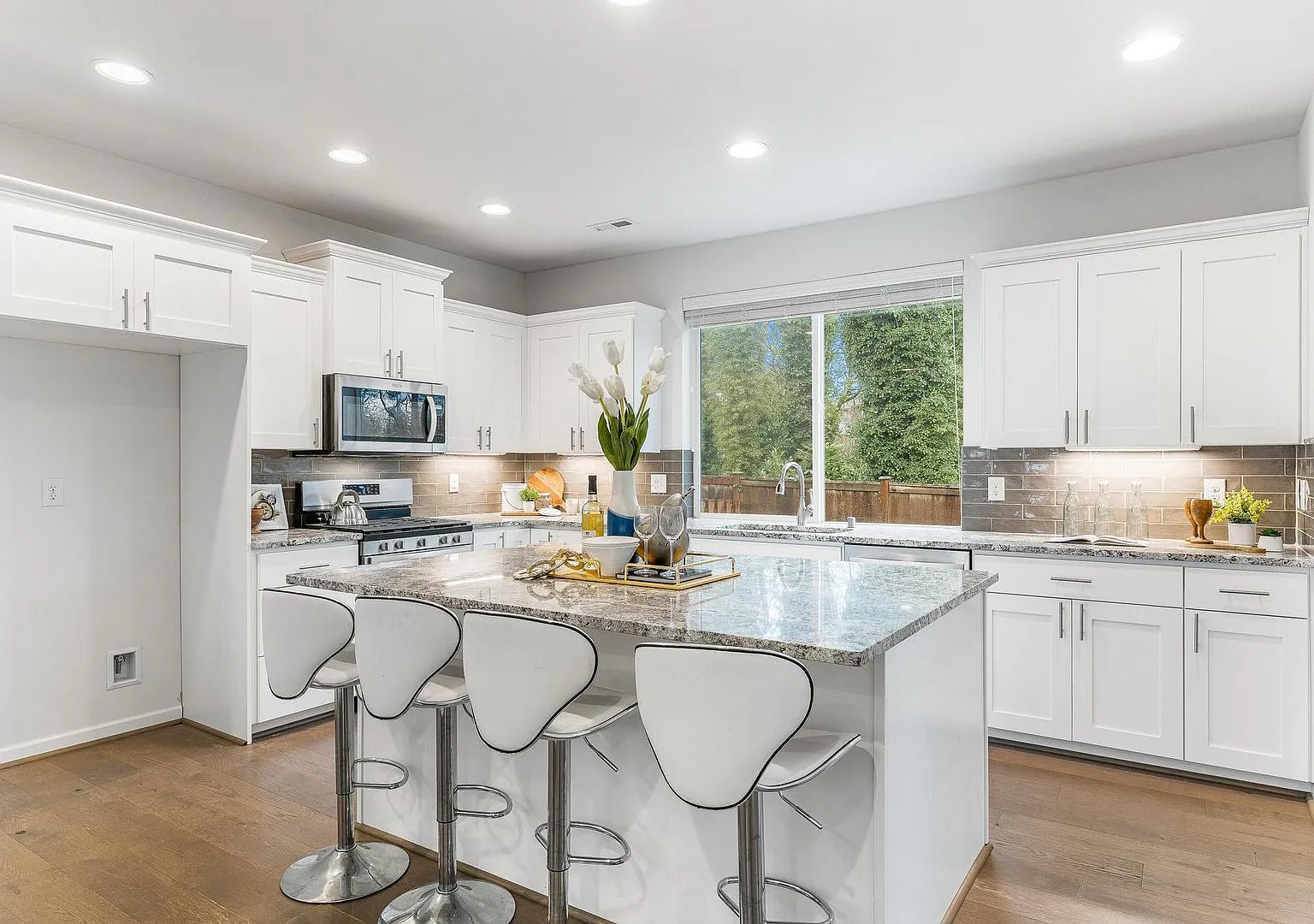 Modern Built Home in Great Neighborhood - 4 bed with den + 2.5 bath, remodeled Kitchen — Photo 3