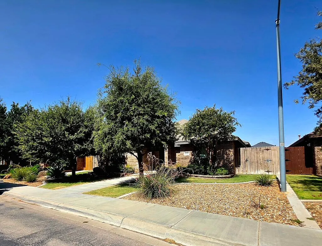 3 bed, 2.0 bath, 1804 sqft, $2,700 — Photo 2