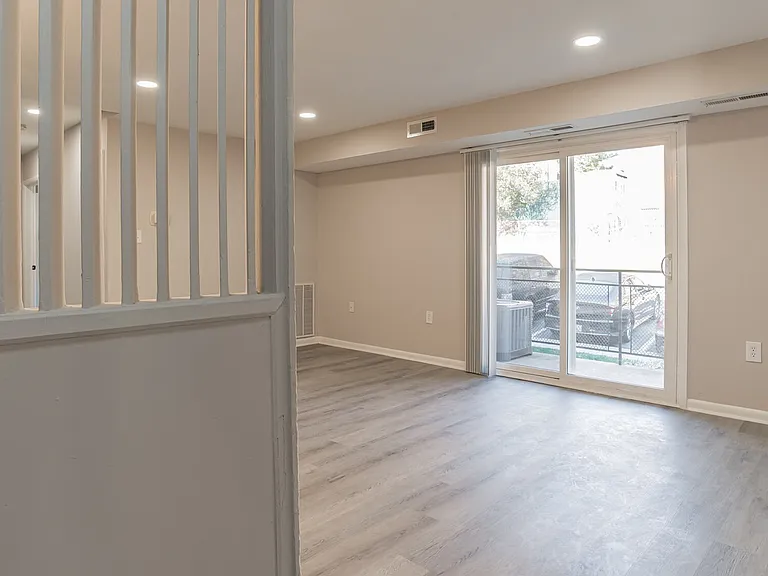 Raleigh Court Apartments — Photo 10