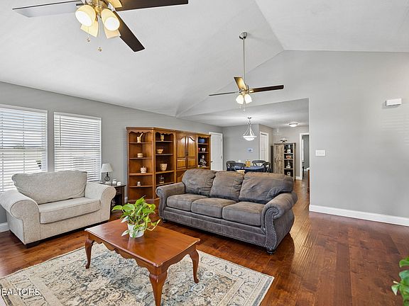 3rd image of 109 Pecan Cir