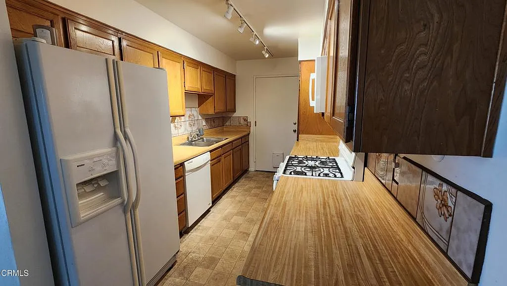 2 bed, 2.0 bath, 976 sqft, $3,200 — Photo 2