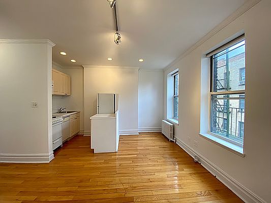 3rd image of 543 E 6th St APT 5R