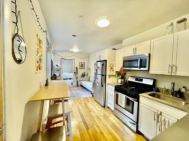 2 bed, 750 sqft, $3,600 — Photo 3