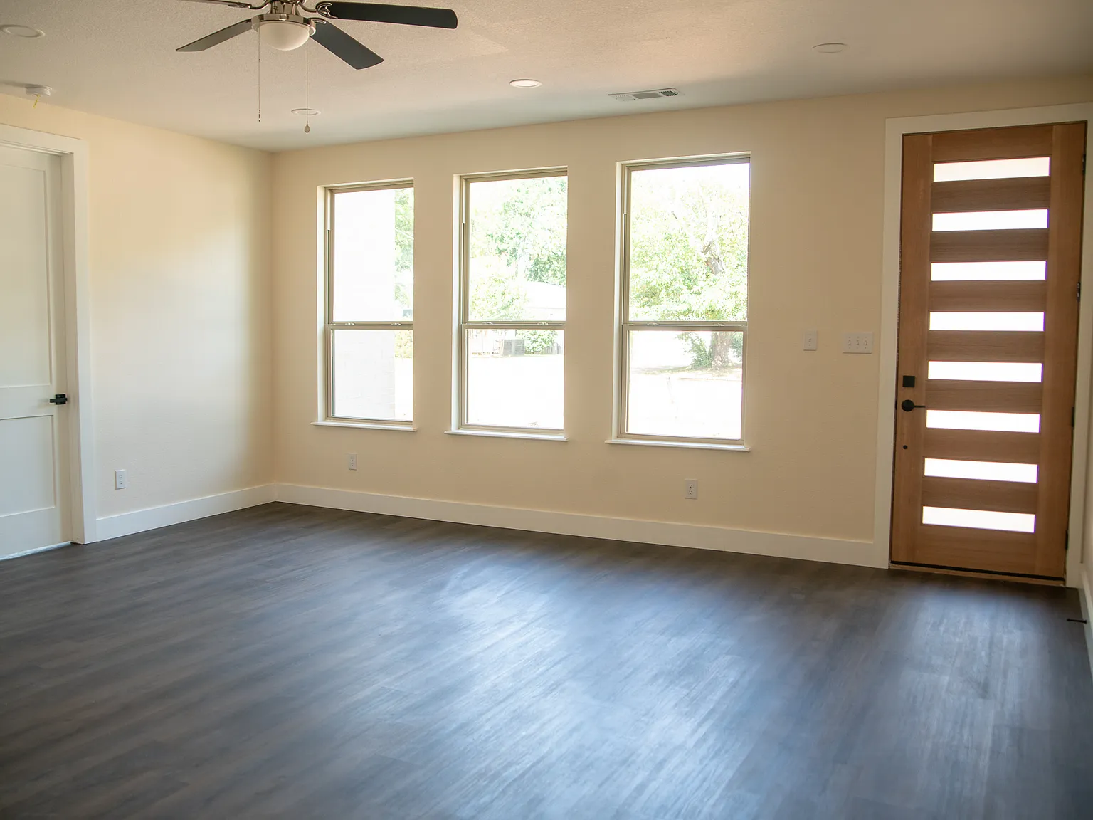 1 bed, 2200 sqft, $695 — Photo 4