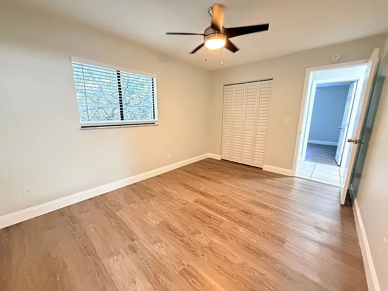 Lakeside Cove Apartments — Photo 12