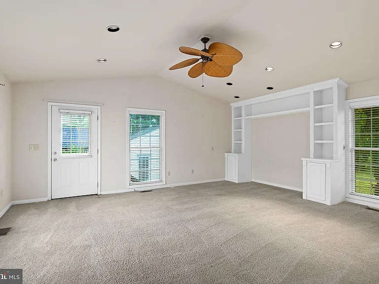 1312 Stafford Ave — Photo 16