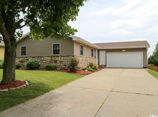 3372 Foothill Rd, Dubuque, IA 52002