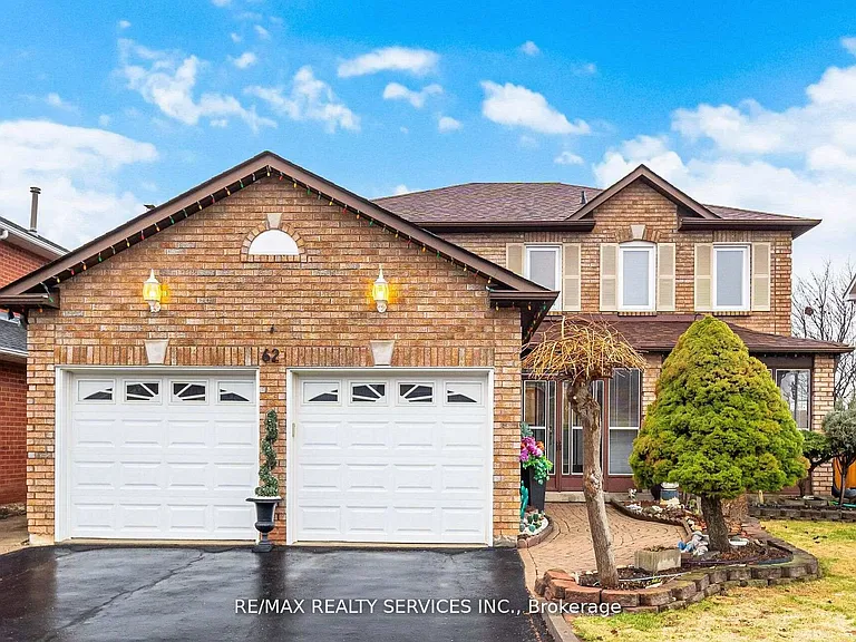 62 Fernbrook Cres — Photo 1