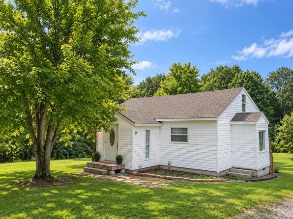 2405 Darrow Rd, Walkertown, NC 27051