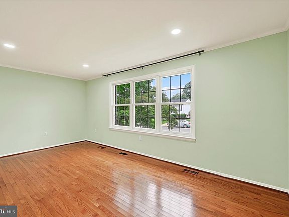 5th image of 502 Theresa Ave
