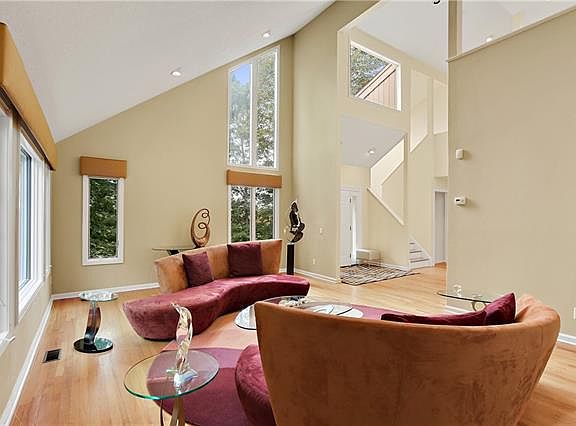 5th image of 182 Deerfield Ln N