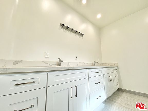 4th image of 1435 Glenville Dr #1