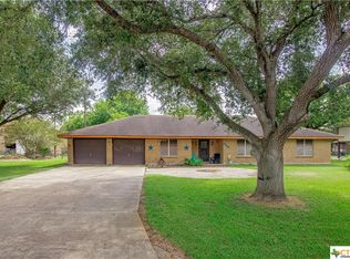 402 N Mesquite Dr, Victoria, TX 77905