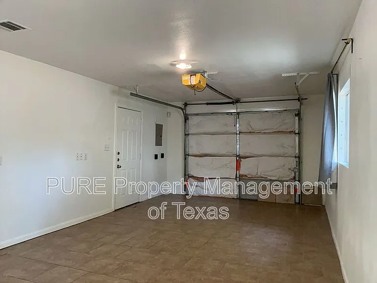 2517 E 4th St — Photo 26