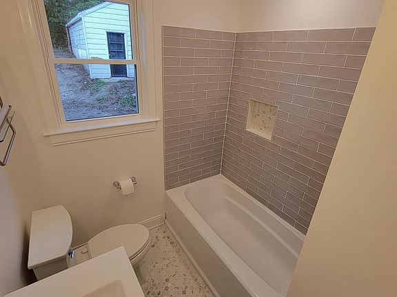 Downstair bathroom with tub