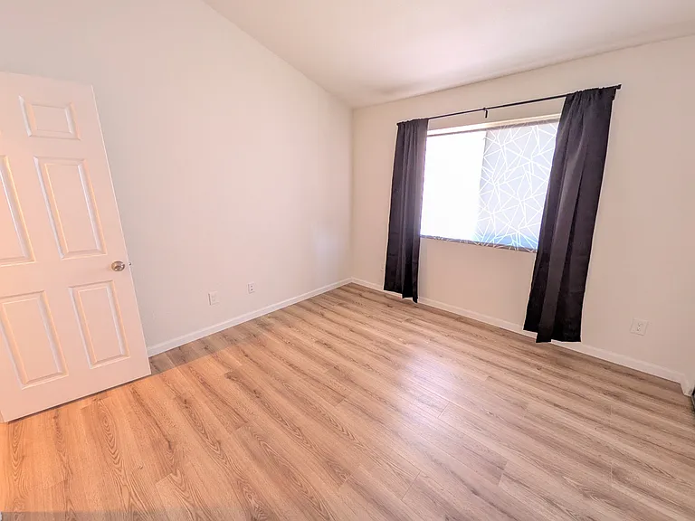 Hildale Cir — Photo 17