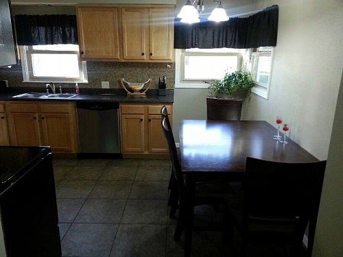 3rd image of 605 Sunset Dr