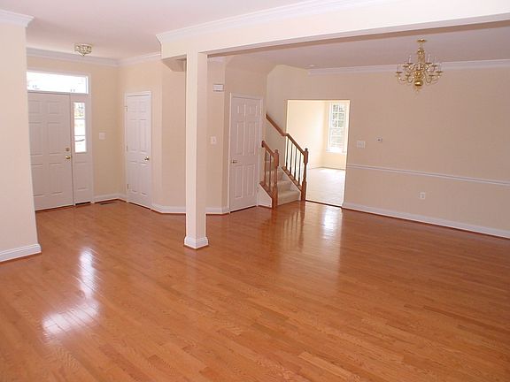 3rd image of 815 Bluefield Sq NE