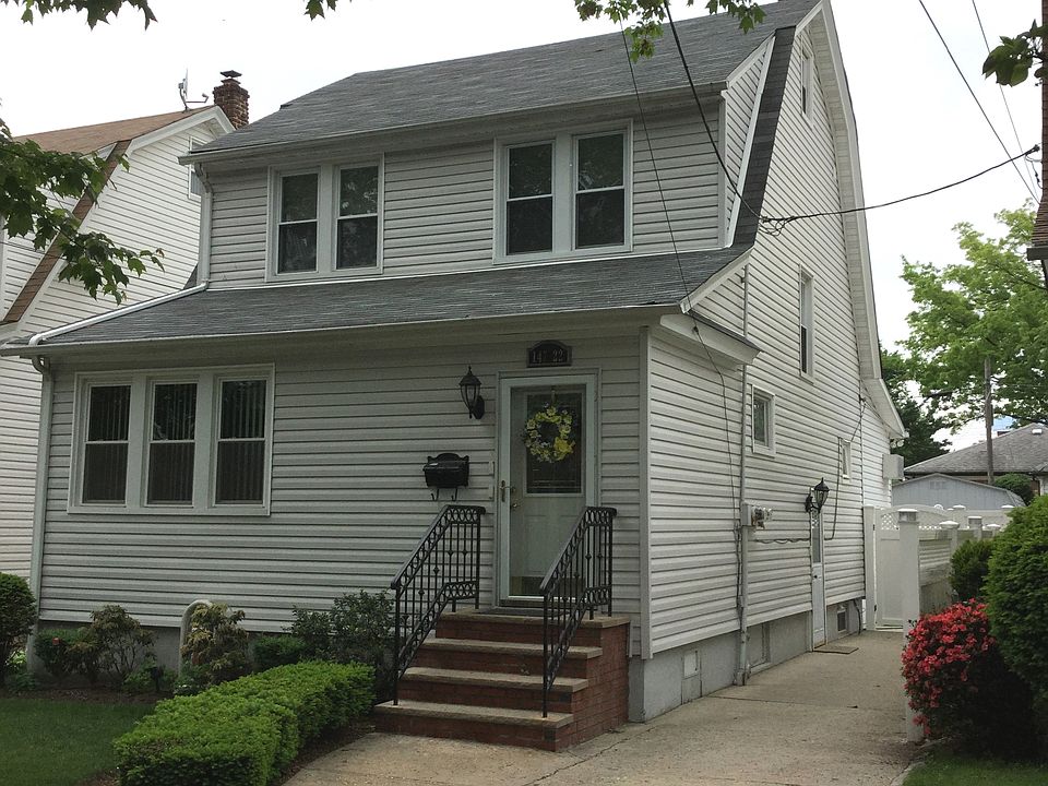 Beautiful Detached 2 Family!