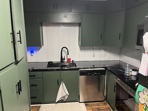 3rd image of 802 E Maple St