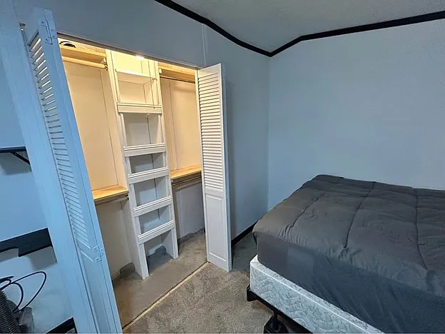 Room B Queen bed