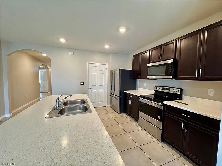 18661 Miami Blvd — Photo 8