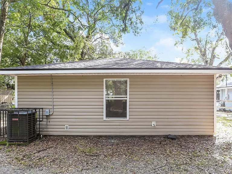 2409 McQuade St — Photo 16