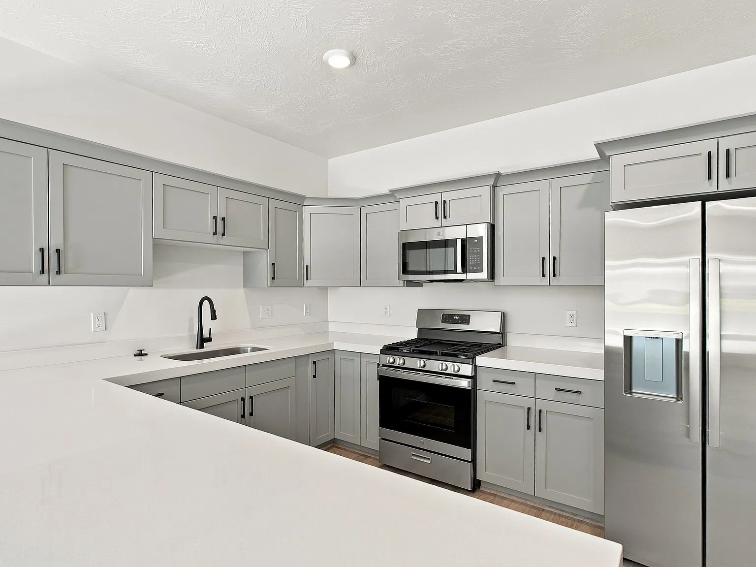 3 bed, 2.5 bath, 2400 sqft, $2,100 — Photo 3