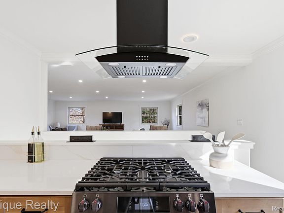 2nd image of 4563 Clifford Rd