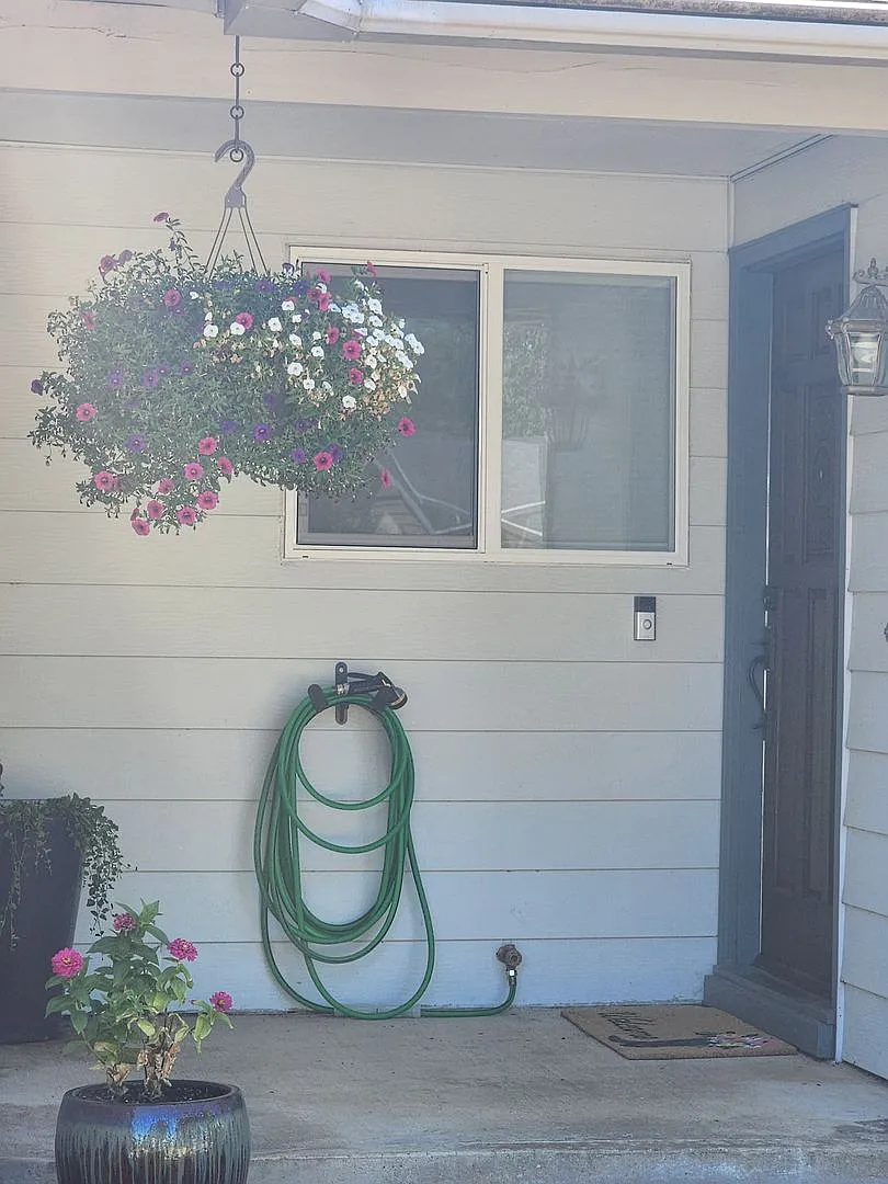 Pet Friendly, Single-Level, Attractively Updated Home in NE Newberg — Photo 1