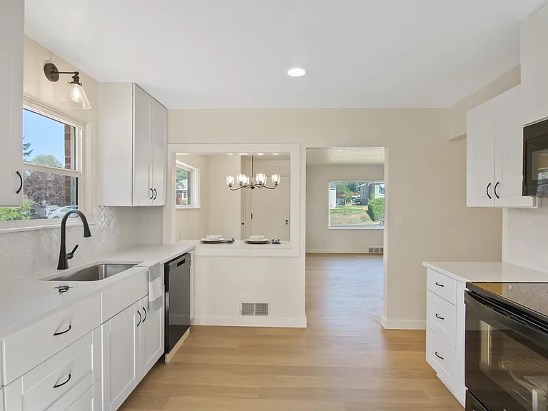 2917 W Heroy Ave — Photo 2