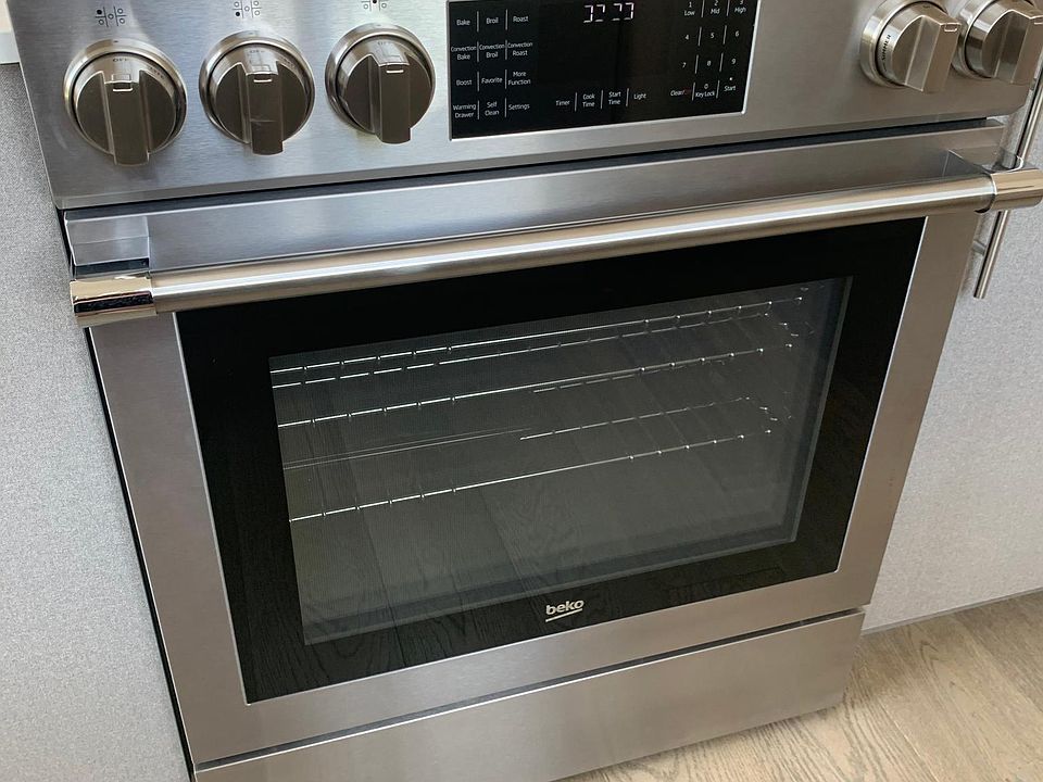 Stainless steel gas range with hood