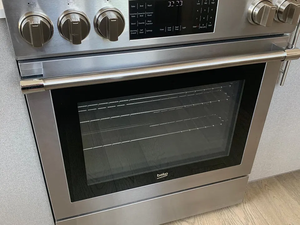 Stainless steel gas range with hood