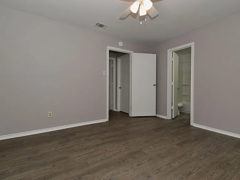4008 Templeton St — Photo 17