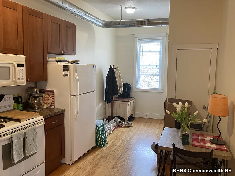 205 Highland Ave #B — Photo 2