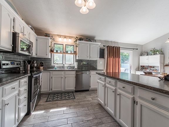 4th image of 18552 Whispering Woods Dr