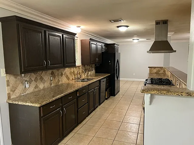 5 bed, 2.5 bath, 2101 sqft, $2,500 — Photo 4