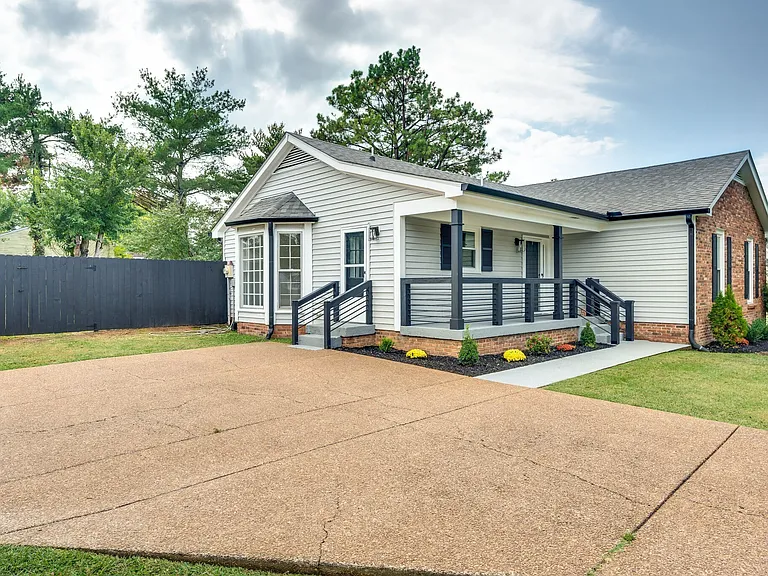 520 Riverview Dr — Photo 5