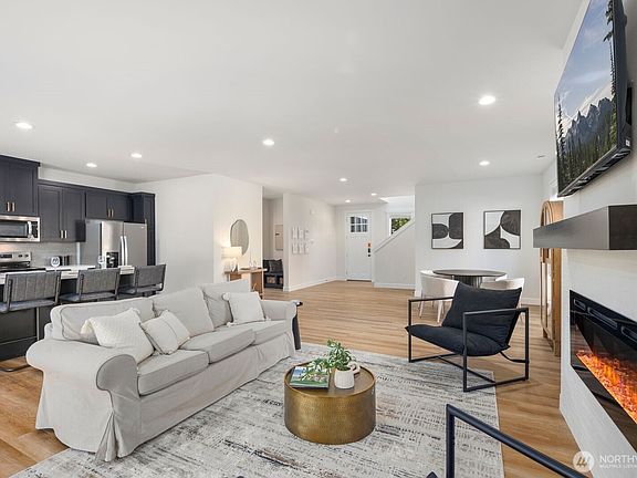 3rd image of 1307 60th Avenue NE