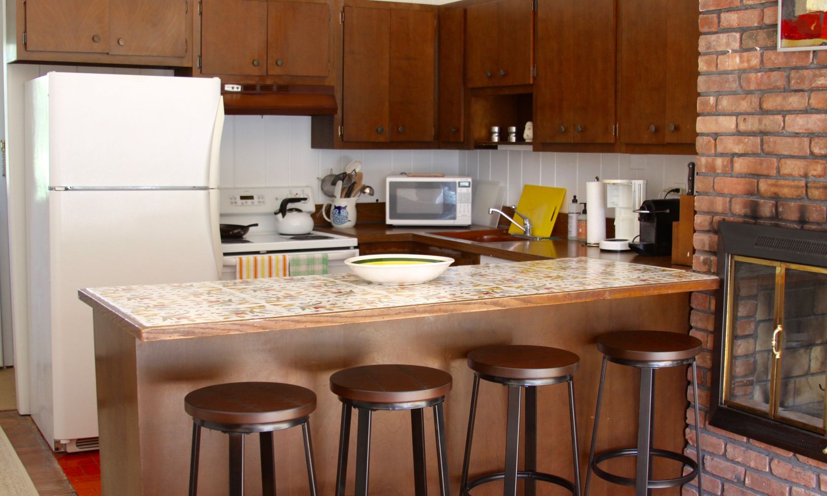  Kitchen with breakfast bar