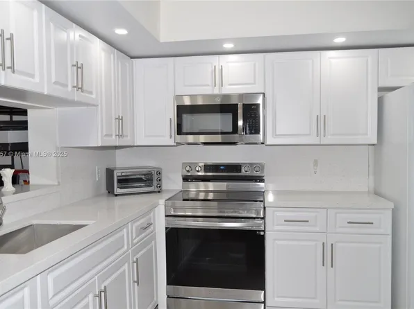 700 SW 128th Ave APT 106C, Pembroke Pines, FL 33027