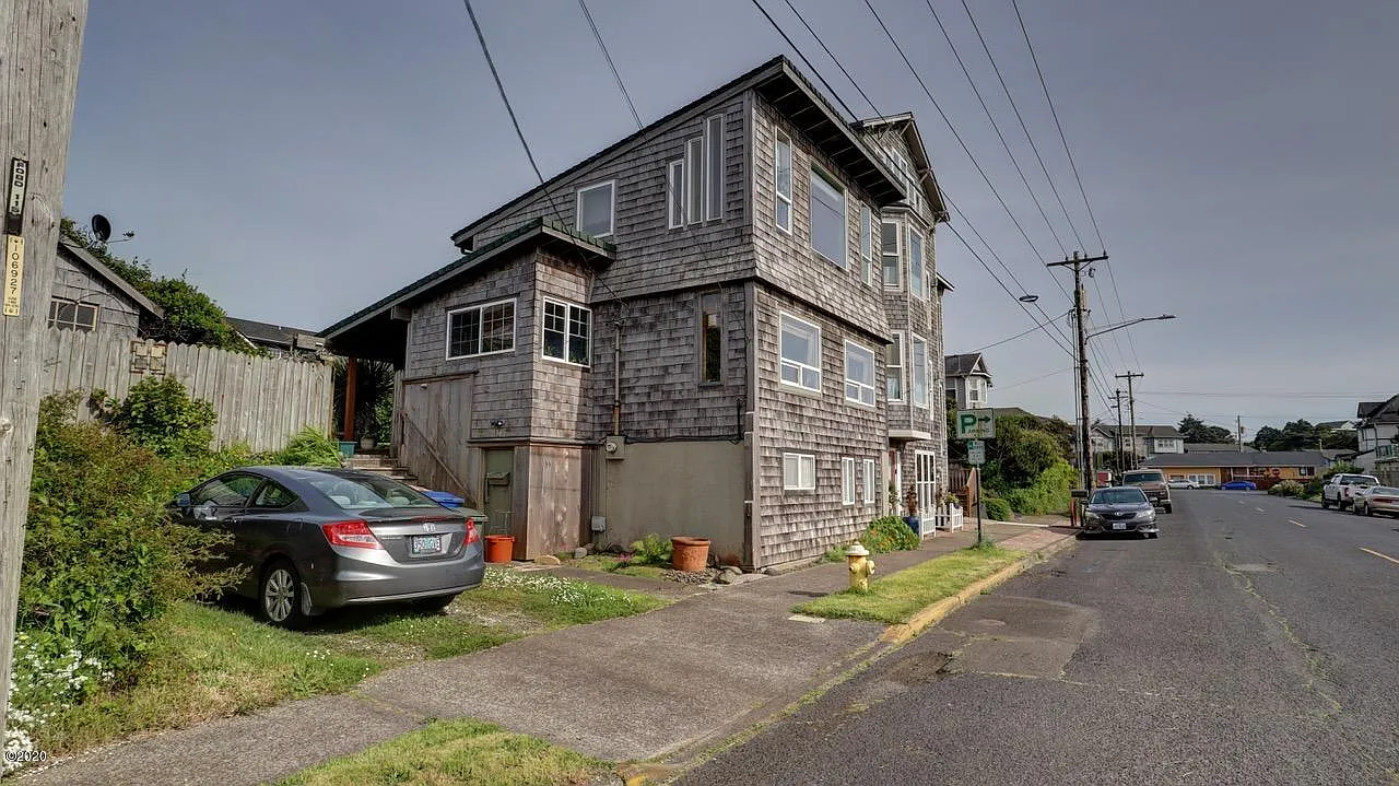 55 SW Coast St photo 1